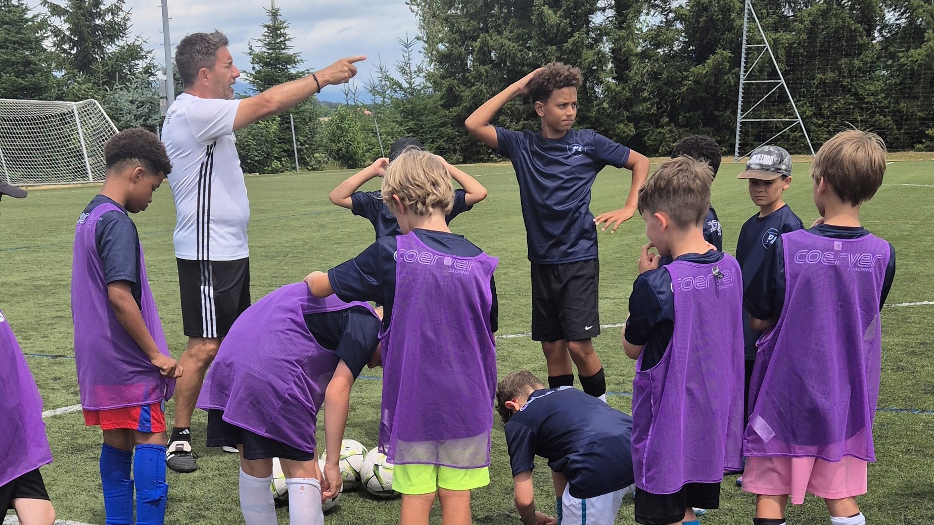 Entraîneurs réunis autour d'une démonstration Play Lab